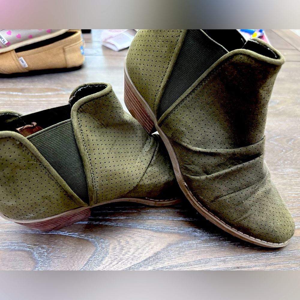 Report Women’s Booties size 9.5 army green